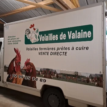 Camion de l'entreprise Vollailes de Valaine